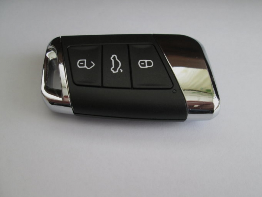 Кутийка за смарт ключ за VW Passat B8 (хромирана)